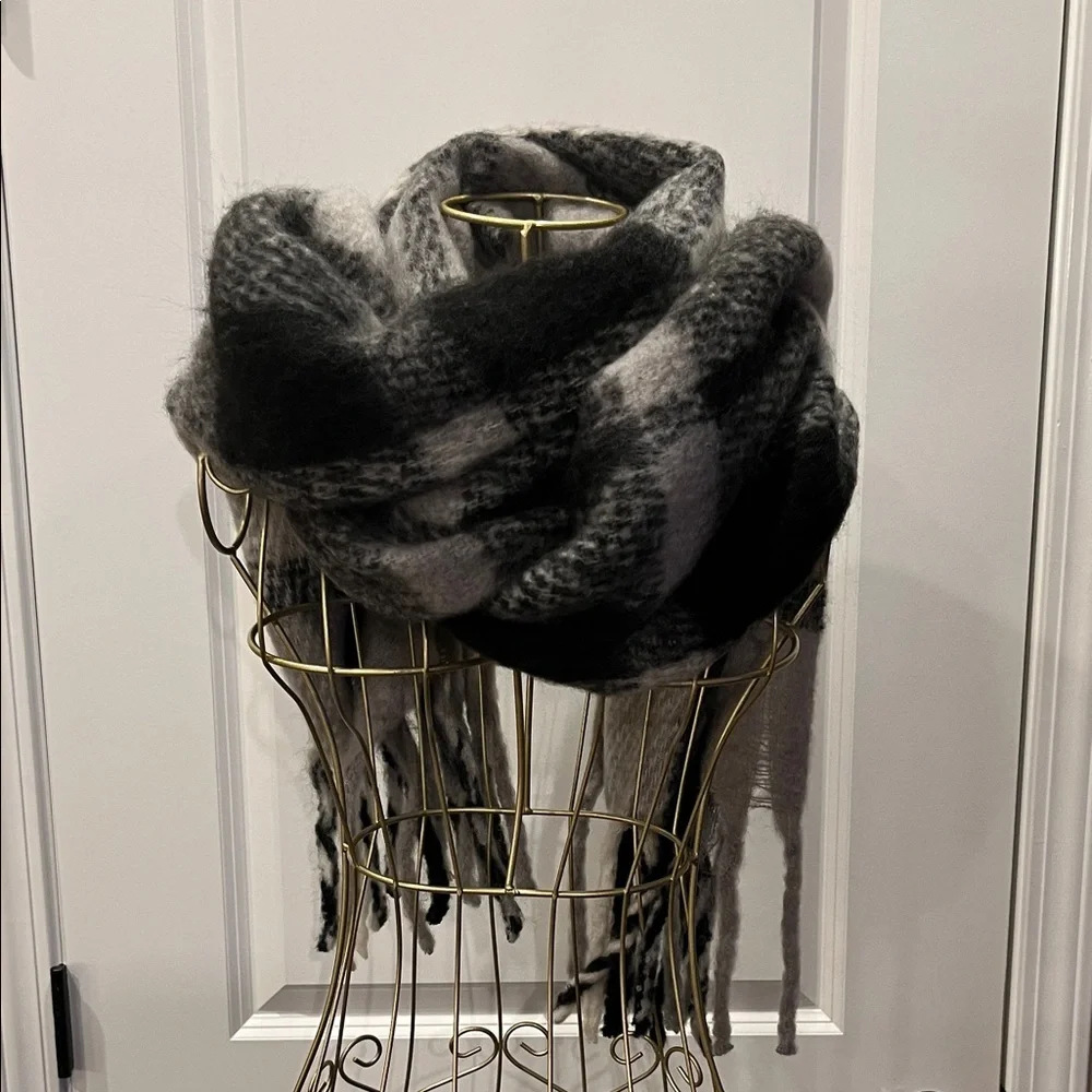 Steve Madden Gray and Black Winter Wool Scarf NEW Size OS